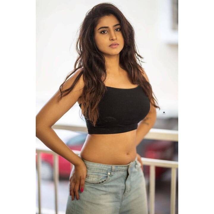 వామ్మో వర్షిణీ.. నిన్నిలా చూస్తే కుర్రకారుకు నిద్రపట్టేనా? (Image Credits: Varshini Instagram)
