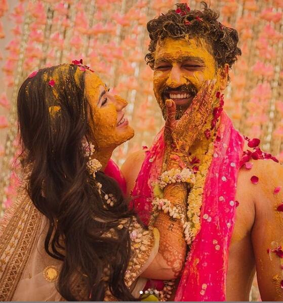 জানা যায়, গত দু বছর ধরে 'উরি' অভিনেতা ভিকি কৌশলের সঙ্গে সম্পর্কে ছিলেন ক্যাটরিনা। বেশ কিছু জায়গায় তাঁদের জুটিতে দেখা গিয়েছিল।