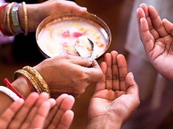 Puja Path: पंचामृत और चरणामृत में क्या होता है अंतर, दोनों को लेते समय रखें इन बातों का ध्यान Puja Path: पंचामृत और चरणामृत में क्या होता है अंतर, दोनों को लेते समय रखें इन बातों का ध्यान