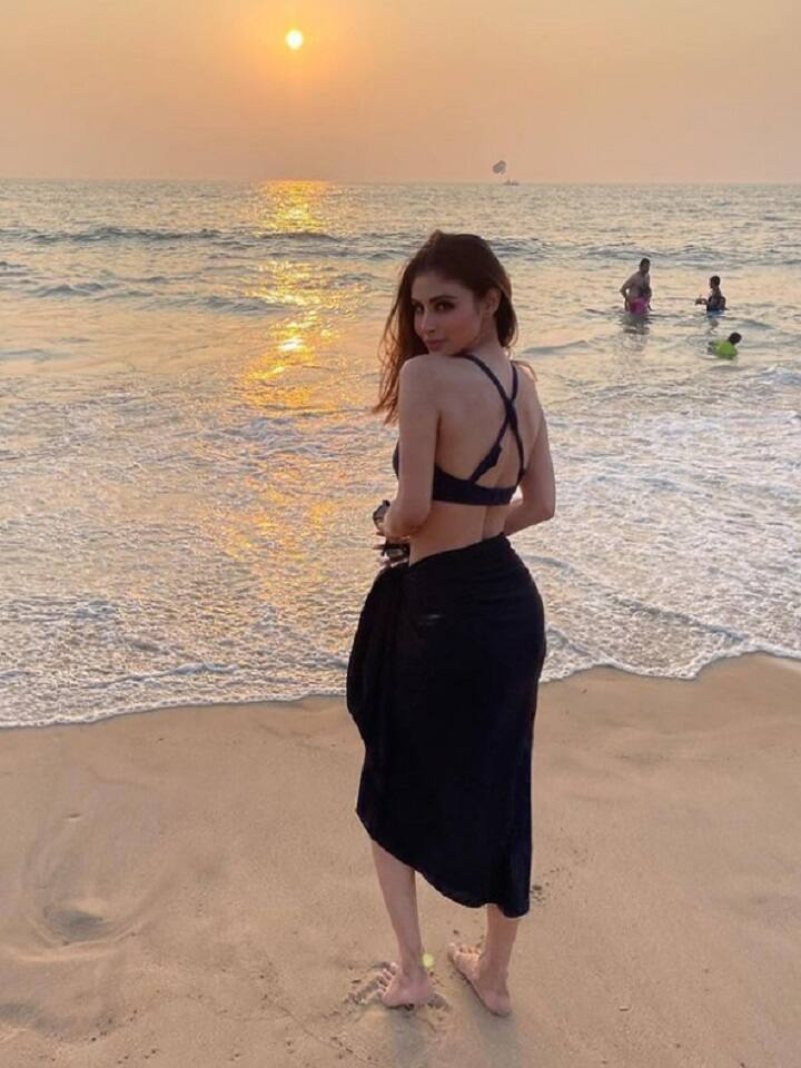 બીચ પર આપ્યા જોરદાર પોઝ. (Photo Credit : @imouniroy_Instagram)