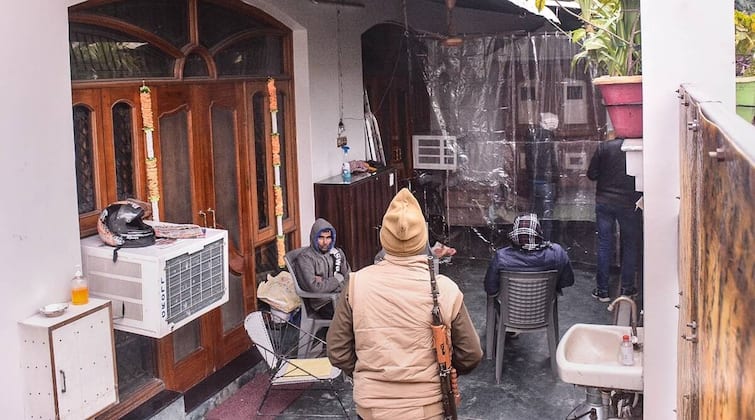 IT Raid Kannauj: समाजवादी इत्र वाले पम्पी जैन के ठिकानों पर आज दूसरे दिन भी छापेमारी जारी, अबतक हुए कई खुलासे