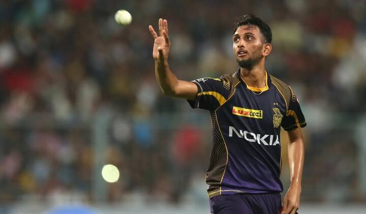 आईपीएल में कोलकाता नाईट राइडर्स के लिए खेलने वाले गेंदबाज प्रसिद्ध कृष्णा ने कई मुकाबलों में शानदार प्रदर्शन किया है. उन्होंने आईपीएल 2021 के 10 मैचों में 12 विकेट लिए हैं. इससे पहले के सीजन में भी वे अच्छा प्रदर्शन कर चुके हैं. कृष्णा के शानदार प्रदर्शन को देखते हुए ही उन्हें भारतीय क्रिकेट टीम में जगह मिली. वे टीम इंडिया के लिए तीन वनडे मैच खेल चुके हैं.