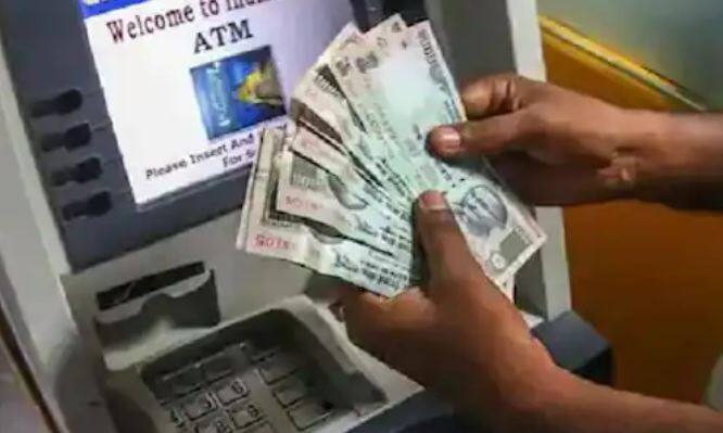 આરબીઆઈ દ્વારા જારી કરાયેલા આદેશ બાદ બેંકોએ 1 જાન્યુઆરી 2022થી એટીએમ ટ્રાન્ઝેક્શન પર ચાર્જ વધાર્યો છે.