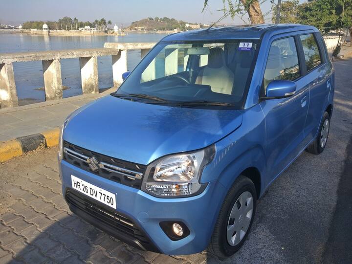 Maruti Swift/Baleno: સ્વિફ્ટ બેસ્ટ સેલર બની રહી છે અને નવા પેટ્રોલ એન્જિન સાથે ફેસલિફ્ટ કર્યા પછી તે ખૂબ જ સફળ રહી છે. આ વર્ષે 1.5 લાખથી વધુ એકમો વેચવા સાથે તે ભારતમાં સૌથી વધુ વેચાતી કાર રહી છે. સ્વિફ્ટ એક લોકપ્રિય બ્રાન્ડ છે અને તે ચાલુ રહે છે. બલેનો એક બીજું ઉદાહરણ છે અને તેણે 1.5 લાખ વેચાણ સાથે પ્રીમિયમ હેચ સ્પેસમાં પણ સ્થાન મેળવ્યું છે.