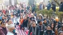 Dehradun: नए साल पर कांग्रेस का मौन उपवास, इन मुद्दों को लेकर दिया धरना| Hindi News