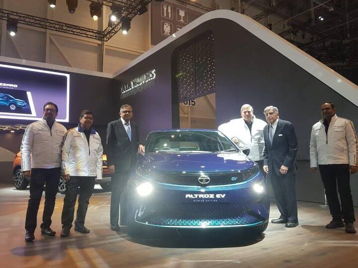 Tata Altroz EV: Nexon EV की सफलता के बाद कंपनी Tata Altorz EV को लॉन्च करने के लिए पूरी तरह तैयार है. Altroz ​​EV को कंपनी के नए Agile Light Flexible Advanced (ALFA) प्लेटफॉर्म पर लाया जाएगा. इसे पहली बार 2019 जिनेवा मोटर शो के दौरान शोकेस किया गया था और यह कंपनी की जिपट्रॉन टेक्नोलॉजी के साथ आएगा. यह 250 से 300 किमी के बीच की रेंज पेश करने की उम्मीद है.