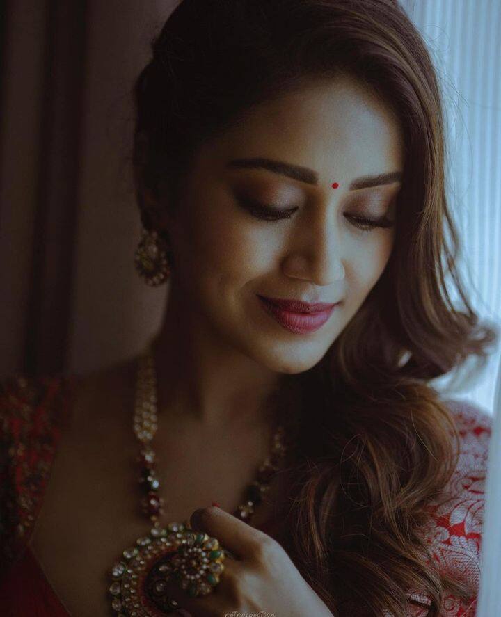 அடியே அழகே... என் அழகே அடியே... பேசாம நூறு நூறா கூறு போடாத