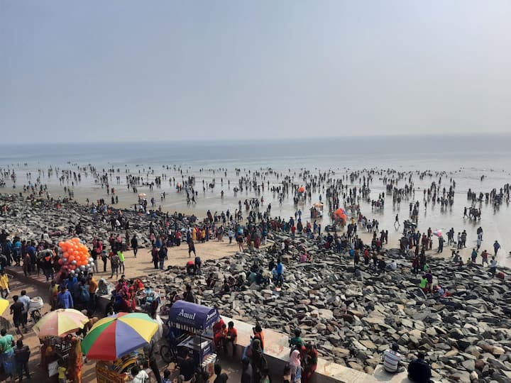 ভ্যারিয়ান্ট অফ কনসার্ন ওমিক্রনে, দেশে আক্রান্তর সংখ্যা দেড় হাজার ছুঁয়ে ফেলেছে। একলাফে প্রায় ৩৫ শতাংশ বেড়েছে করোনায় দৈনিক সংক্রমণ। বাংলায় তিনদিনে তিনগুণেরও বেশি বেড়েছে দৈনিক করোনা আক্রান্তের সংখ্যা।
