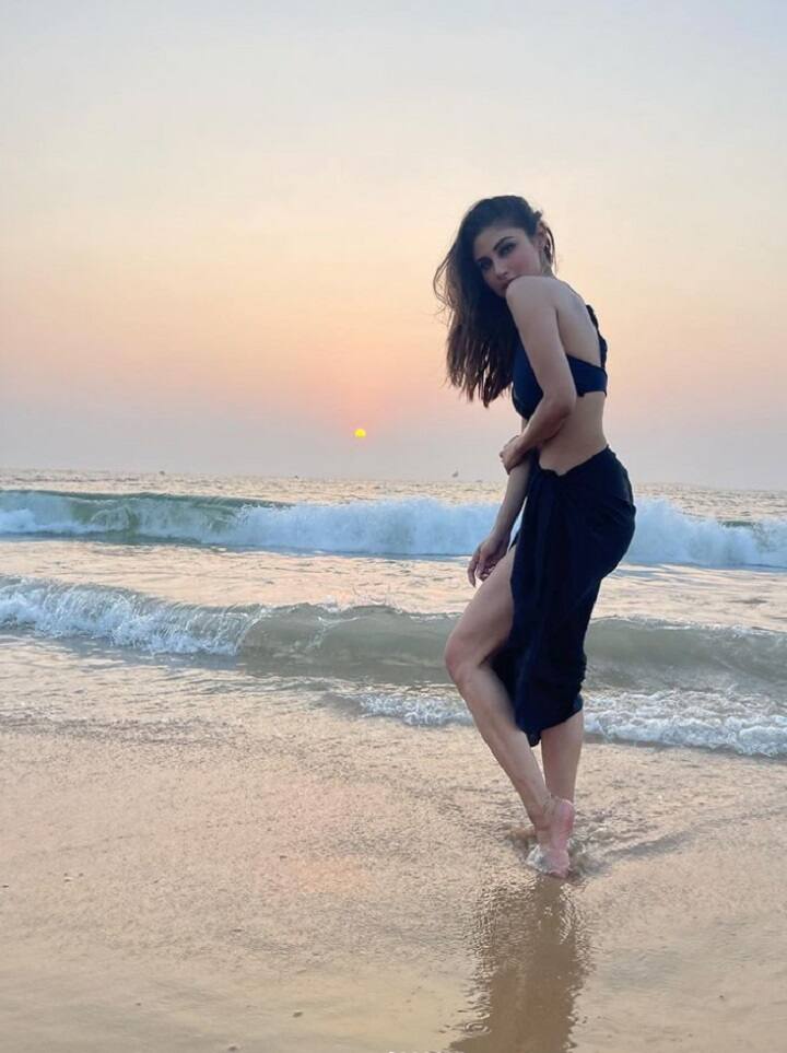 વર્ષના છેલ્લા દિવસે દરિયા કાંઠે મૌની રોયે બ્લેક ટૂ પીસમાં કામણ પાથર્યું હતું. (Photo Credit : @imouniroy_Instagram)