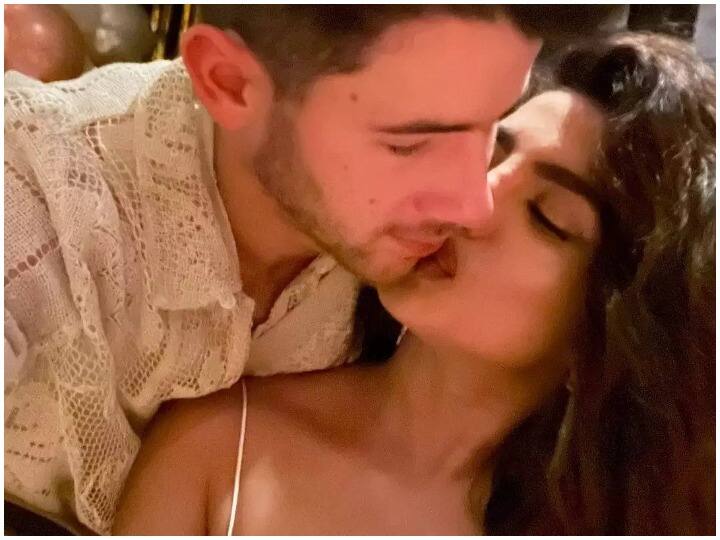 Priyanka chora and Nick jonas celebrates new year with forever kiss Welcome 2022: पति को Kiss कर Priyanka Chopra ने किया नए साल का आगाज़, Nick Jonas ने भी सातों जन्म साथ रहने का किया वादा
