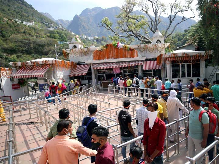 Vaishno Devi yatra resumes following a brief suspension after 13 people lost their lives in a stampede Vaishno Devi Stampede: वैष्णोदेवी यात्रा पुन्हा सुरु; चेंगराचेंगरी दुर्घटनेप्रकरणी चौकशी समिती, 13 जणांचा मृत्यू