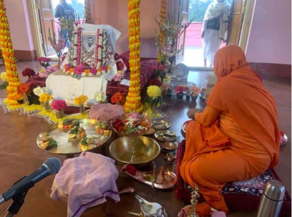 উল্লেখ্য, করোনা পরিস্থিতিতে অতিরিক্ত ভিড় এড়াতে বেলুড় মঠ, কাশীপুর উদ্যানবাটি, দক্ষিণেশ্বরের পর এবার কল্পতরু উত্সবে বন্ধ থাকবে বাগবাজারে মায়ের বাড়ি।