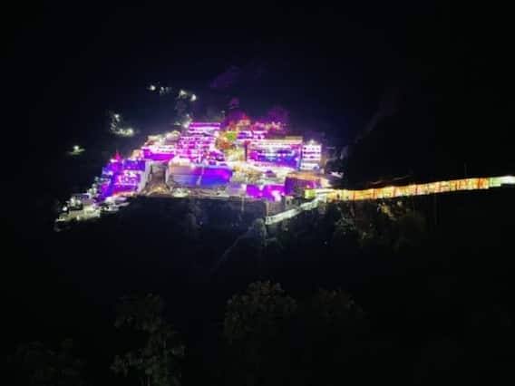 Stampede at Mata Vaishno Devi Bhawan: જમ્મુના કટરામાં માતા વૈષ્ણો દેવી મંદિરમાં નાસભાગને કારણે 12 ભક્તોના મોત થયા છે. તે જ સમયે, ઘણા ઘાયલ થયા છે જેમની નારાયણ હોસ્પિટલમાં સારવાર ચાલી રહી છે.