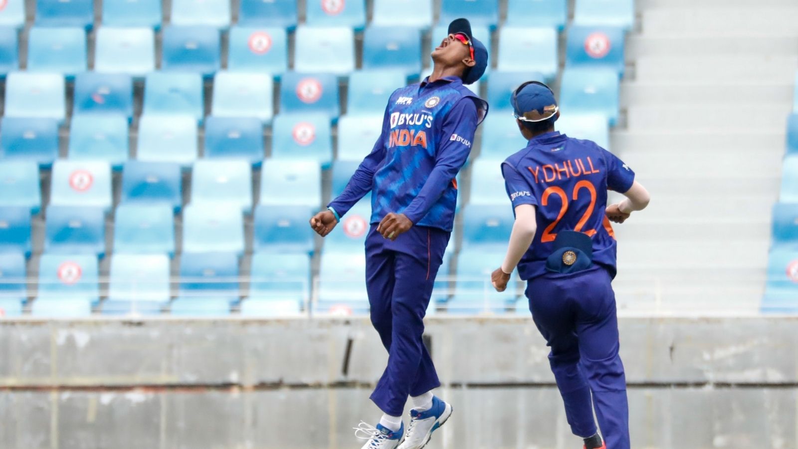 ১০৬ রান তোলে শ্রীলঙ্কা