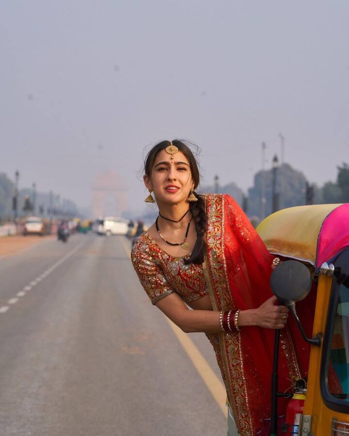 सारा अली खान की ये फोटो फिल्म की शूटिंग के दौरान की है, जिसमें एक्ट्रेस लाल जोड़ा पहने ऑटोरिक्शा में मस्ती करती दिख रही हैं.