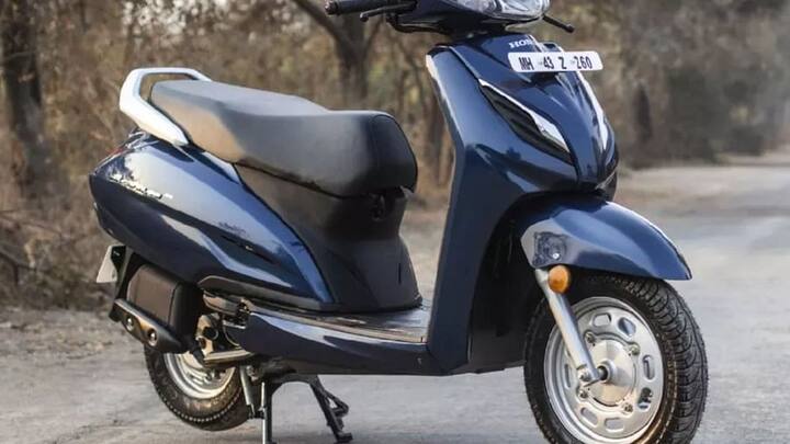 Honda Activa फेमस स्कूटर है. इसमें स्टाइल और अच्छा राइडर कम्फर्ट मिलता है. इसके 110cc वर्जन (Activa 6G) में 109.5cc का सिंगल-सिलेंडर इंजन है, जो 7.79 पीएस पावर और 8.79 एनएम टॉर्क जनरेट करता है. इसकी कीमत 69,645 रुपये से शुरू होती है.