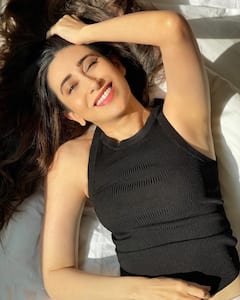 Karisma Kapoor Photo: 47 की उम्र में बेड पर लेटकर करिश्मा कपूर ने दिए दिलकश पोज, खूबसूरती से दी न्यूकमर्स को मात