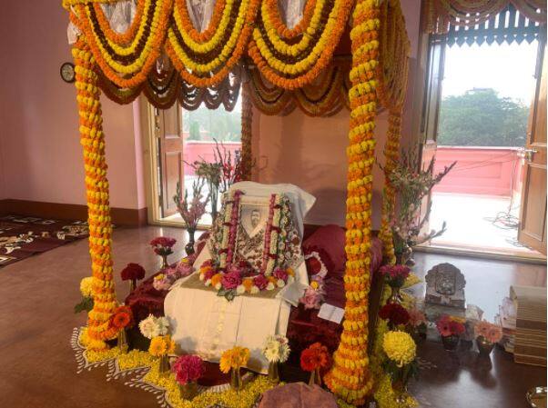 এরপর থেকেই প্রতিবছর জানুয়ারি মাসের প্রথম দিনে পালিত হয় কল্পতরু উত্সব।