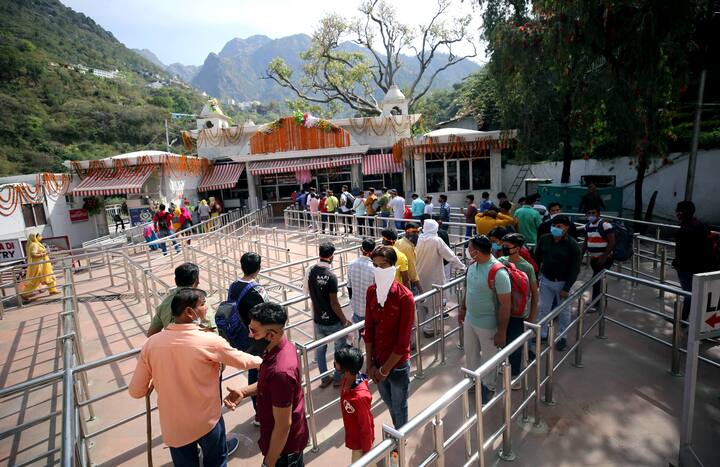 नवीन वर्षाचं स्वागत करण्यासाठी वैष्णो देवी मंदिरात भाविकांची गर्दी झाली होती.  (Photo :PTI)