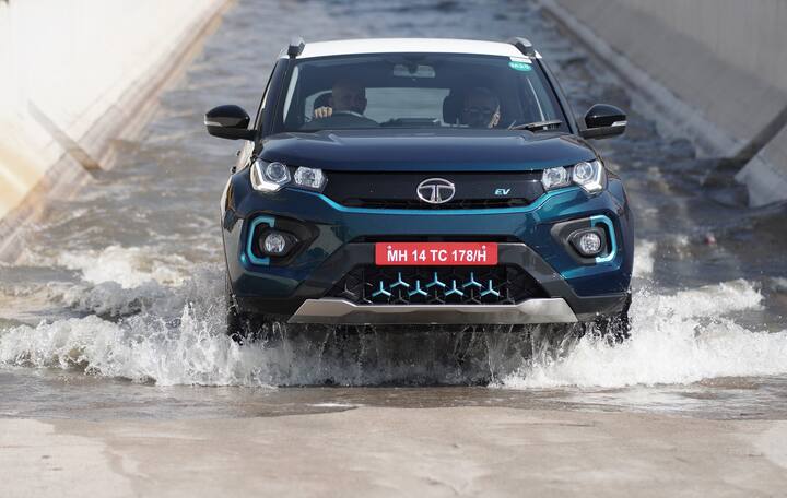 Tata Nexon: નેક્સોન પછી તેની ફેસલિફ્ટ મોટી માંગમાં છે અને મોટી સંખ્યામાં વેચાઈ રહી છે. તે સૌથી વધુ વેચાતી ટાટા કાર છે અને તેની સલામતી, દેખાવ અને વિશેષતાઓને લીધે માંગ જુએ છે ઉપરાંત ઇલેક્ટ્રિક વેરિઅન્ટ પણ આ SUVના વેચાણમાં વધારો કરે છે.