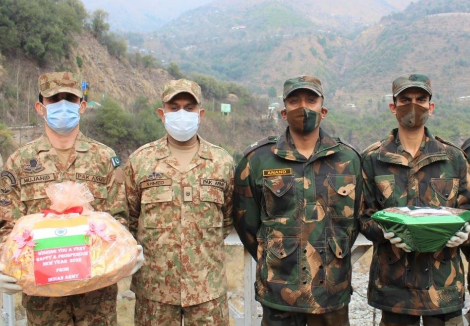 Jammu Kashmir News: नए साल की मीठी शुरुआत, भारत और पाकिस्तान की सेना ने एक -दूसरे को भेंट की मिठाइयां