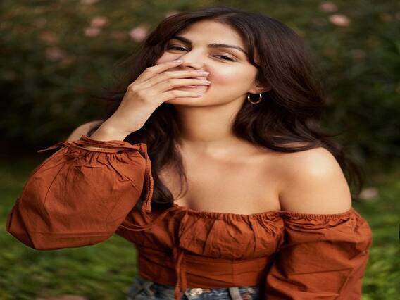 Rhea Chakraborty Emotional Post: रिया चक्रवर्ती ने बीते साल को याद कर शेयर की हंसती हुई फोटो, कैप्शन में छलका दर्द Rhea Chakraborty Emotional Post: रिया चक्रवर्ती ने बीते साल को याद कर शेयर की हंसती हुई फोटो, कैप्शन में छलका दर्द