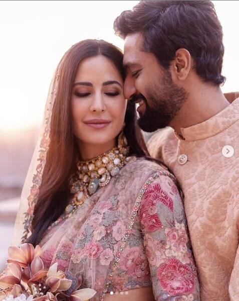 সম্পর্ক নিয়ে একেবারে স্পিকটি নট ছিলেন ভিকি-ক্যাটরিনা। বিয়ে মিটতে প্রকাশ্যে একসঙ্গে ক্যামেরার সামনে ধরা দেন।