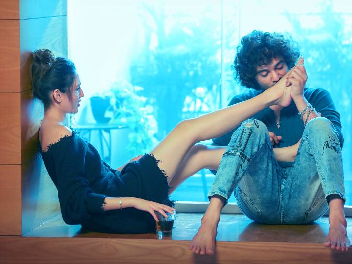 Its Official: Siddhu Jonnalagadda and Sithara Entertainments DJ Tillu enters sankranti 2022 race. Movie release date confirmed DJ Tillu Enters Sankranthi Race: సంక్రాంతి రేసులో సితార ఎంట‌ర్‌టైన్‌మెంట్స్ సినిమా 'డీజే టిల్లు'.