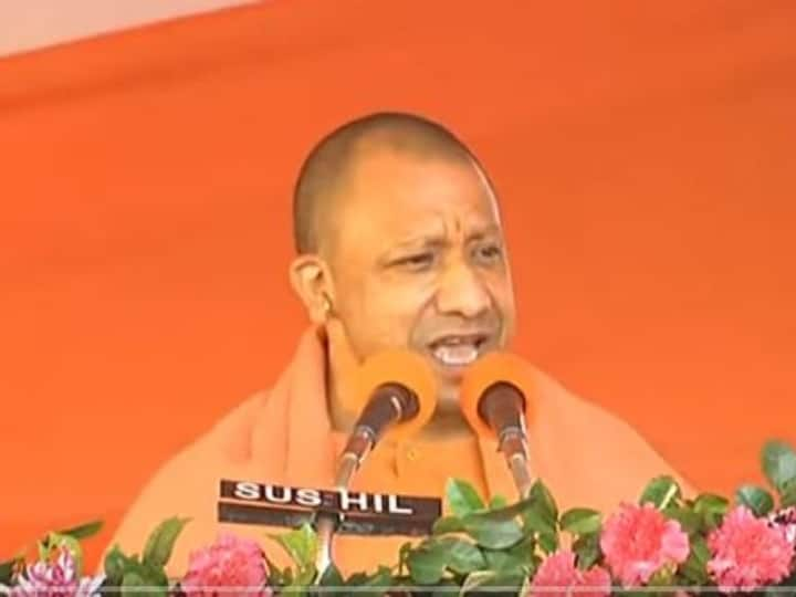 UP Election 2022  CM Yogi targeted sp, bsp and congress in Rae Bareli UP, SP spread corruption UP Election 2022: सपा पर सीएम योगी का आरोप, समाजवादी इत्र का नारा देने वाले भ्रष्टाचार का बदबू फैलाते हैं, यहां पढ़िए अखिलेश का जवाब