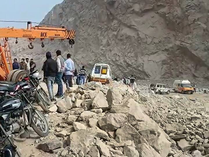 ਹਰਿਆਣਾ ਦੇ ਭਿਵਾਨੀ 'ਚ ਪਹਾੜ ਖਿਸਕਣ ਕਾਰਨ 4 ਲੋਕਾਂ ਦੀ ਮੌਤ , ਬਚਾਅ ਲਈ NDRF ਸਮੇਤ ਫੌਜ ਦੀ ਟੁਕੜੀ ਬੁਲਾਈ ਗਈ Haryana : Four people died due to landslide in Bhiwani , an army unit including NDRF was called for rescue ਹਰਿਆਣਾ ਦੇ ਭਿਵਾਨੀ 'ਚ ਪਹਾੜ ਖਿਸਕਣ ਕਾਰਨ 4 ਲੋਕਾਂ ਦੀ ਮੌਤ , ਬਚਾਅ ਲਈ NDRF ਸਮੇਤ ਫੌਜ ਦੀ ਟੁਕੜੀ ਬੁਲਾਈ ਗਈ