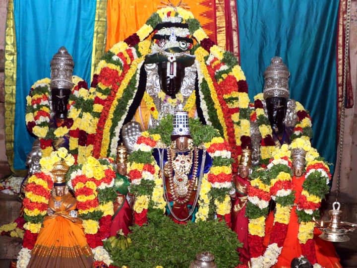 அறுபடை வீடான சுவாமி மலை முருகன் கோயிலில் ஆங்கிலபுத்தாண்டையொட்டி படிபூஜை