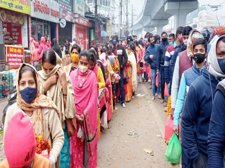 नए साल के पहले दिन राजधानी पटना के मंदिरों में पूजा और दर्शन के लिए लोगों की जबरदस्त भीड़ उमड़ी. पटना के प्रसिद्ध महावीर मंदिर और पटनदेवी मंदिर में सुबह से ही भक्तों की लंबी लाइन देखी गई.