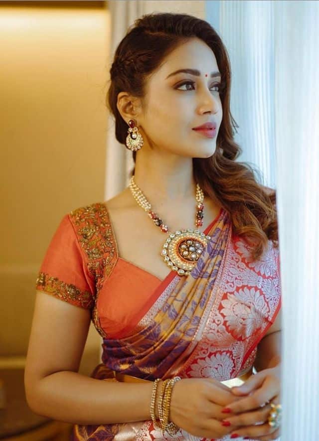 காதோட நீ எரிச்ச வார்த்த வந்து கீறுதே ஆனாலும் நீ தெளிச்சக் காதல் உள்ள ஊறுதே வாயாடிப் பேயா என் தூக்கம் தூக்கிப் போற