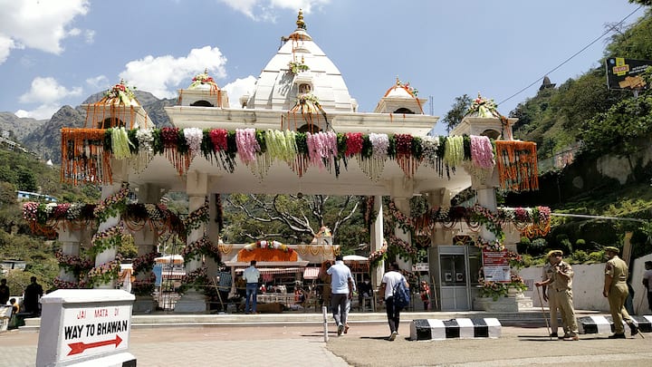 स्थानिक अधिकाऱ्यांनी दिलेल्या माहितीनुसार या दुर्घटनेत अनेकजण जखमी झाल्याची माहिती आहे. (Photo :PTI)