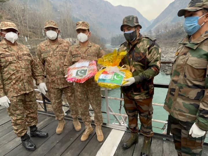 India and Pakistan armies exchange sweets on New Year 2022 along LoC ANN LOC Border: नए साल के मौके पर पाकिस्तान और भारत के सैनिकों ने एक दूसरे को बांटी मिठाइयां