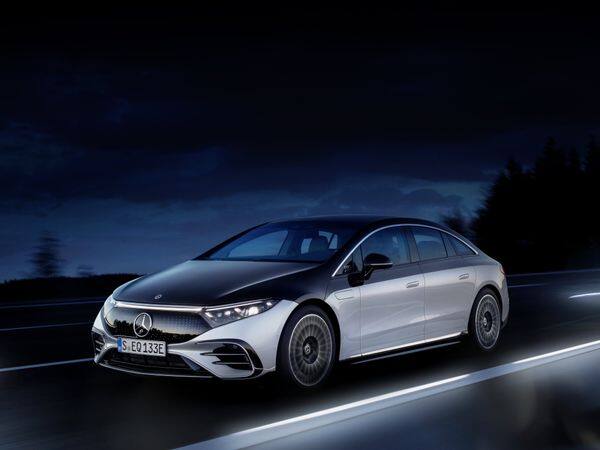 Mercedes Benz EQS: मर्सिडीज बेंज ईक्यूएस, जो कि एस-क्लास का इलेक्ट्रिक वेरिएंट है, देश में 2022 की दूसरी छमाही के शुरू लॉन्च होने की उम्मीद है. इसमें 107.8 kWh बैटरी पैक और एक बार चार्ज करने पर 770 किमी तक की रेंज पेश करने की उम्मीद है.