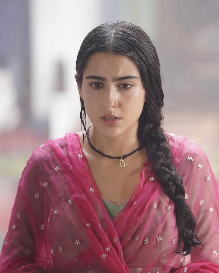 सारा अली खान की यह फोटो उनकी पहली फिल्म केदारनाथ के सेट से है. इस फोटो में सारा सूट सलवार में नज़र आ रही हैं.