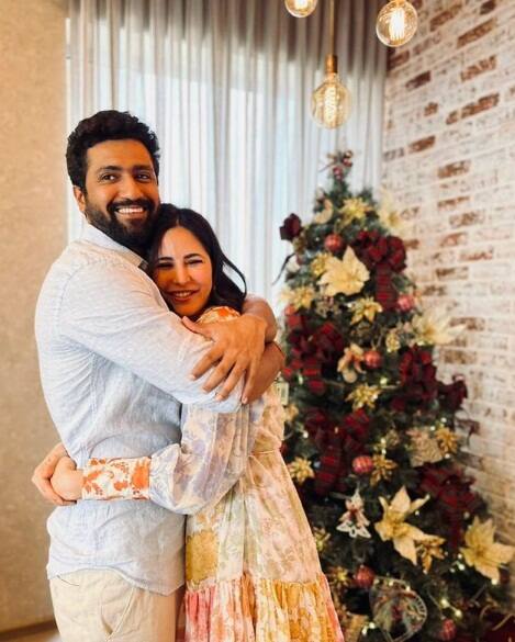 প্রসঙ্গত, কিছুদিন আগেই বড়দিন উদযাপনের ছবি শেয়ার করেছিলেন ভিকি-ক্যাটরিনা। বিয়ের পর প্রথম বড়দিন। নবদম্পতির জীবনে তাই বিশেষ এই দিনটা সত্যিই 'বড়দিন'।