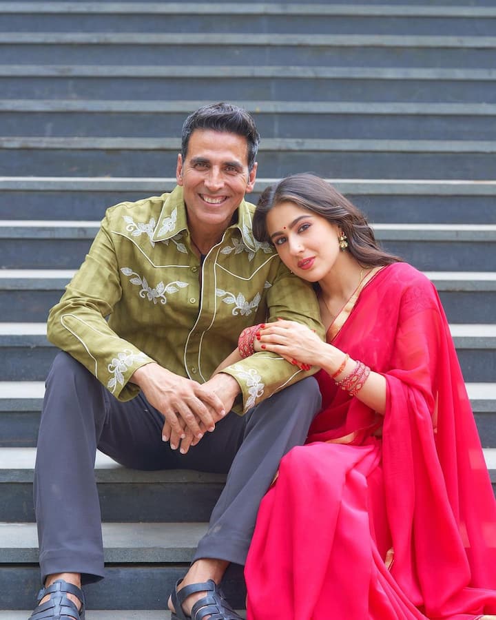 सारा अली खान की ये फोटो उनकी हाल की रिलीज़ फिल्म अतरंगी के सेट से है. इस फिल्म में सारा अक्षय कुमार के संग पोज़ देती दिख रही हैं.