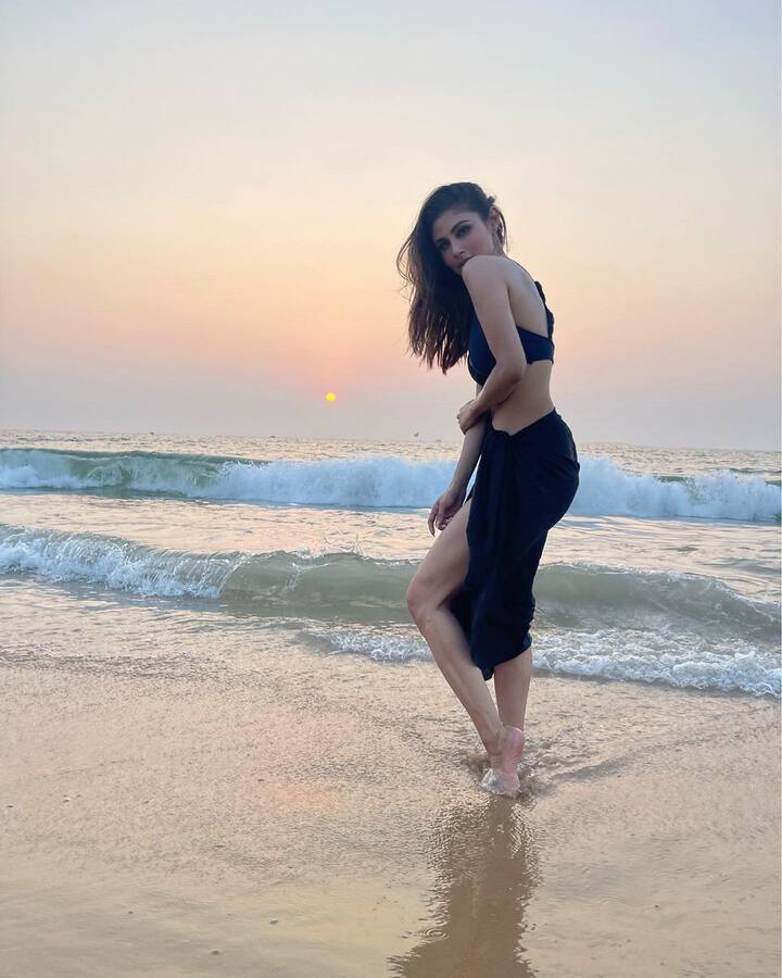 ब्लैक आउटफिट में इठलाती मौनी रॉय इस फोटो में बेहद खूबसूरत दिख रही हैं. एक्ट्रेस की ये फोटो में इंटरनेट पर जमकर वायरल हो रही हैं.