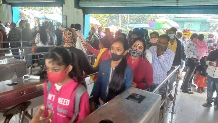 নতুন বছরের প্রথম দিনেই আলিপুর চিড়িয়াখানায় মানুষের ঢল। সকাল থেকেই ভিড় বাড়তে থাকে চিড়িয়াখানায়। (সব ছবি ও তথ্য সৌজন্যে পৃথা দাসগুপ্ত)