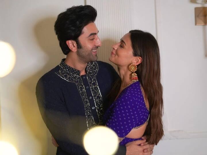Ranbir Kapoor-Alia Bhatt: रणबीर कपूर और आलिया भट्ट की ऑफस्क्रीन जोड़ी तो मशहूर है ही, साथ ही इन्हें पर्दे पर भी एक साथ देखने के लिए फैंस बेसब्री से इंतजार कर रहे हैं. जल्द यह दोनों फिल्म ब्रह्मास्त्र में एक साथ दिखाइ देंगे.