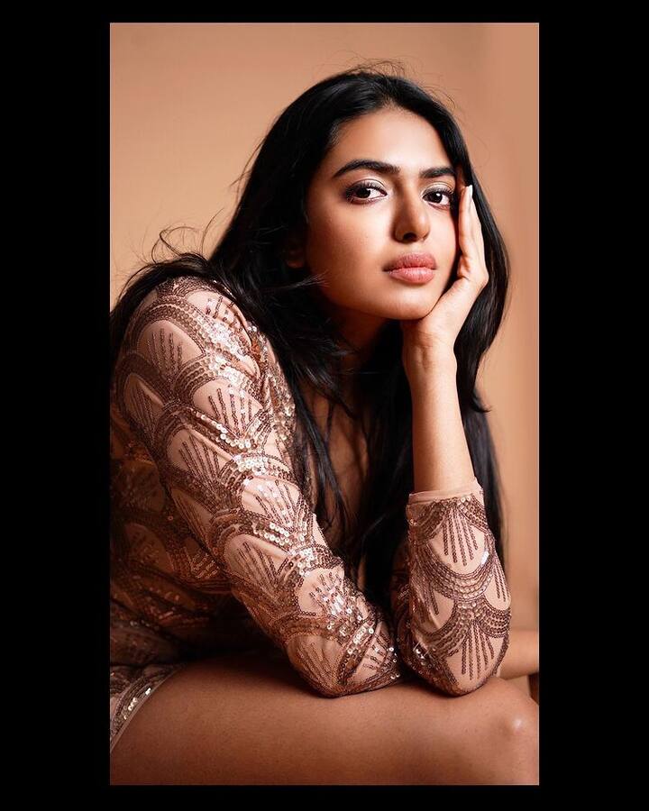 ఇప్పటివరకు ట్రెడిషనల్ గా కనిపించిన శివానీ రాజశేఖర్ ఇప్పుడు గ్లామర్ హీరోయిన్ గా గుర్తింపు కోసం ప్రయత్నిస్తున్నట్లు ఉంది. (Photo Courtesy: Instagram)