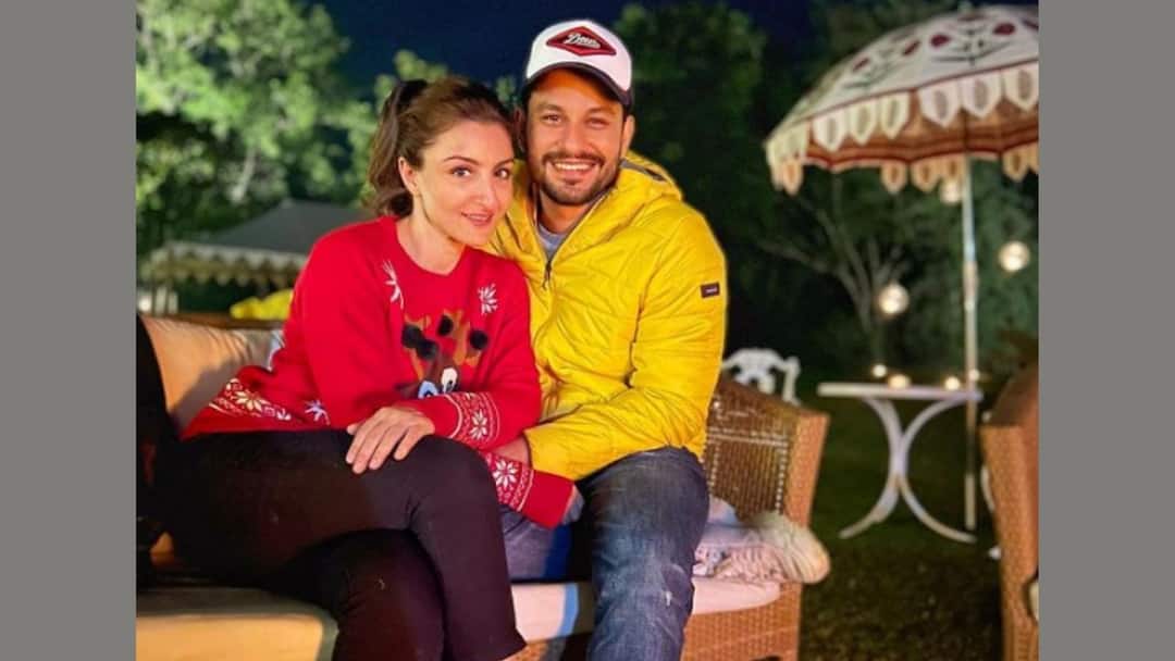 Can You Guess The ‘Woh’ Between ‘Pati Patni’ Kunal Kemmu And Soha Ali Khan? Bollywood Celebrity Updates: সম্পর্কে চিড়? সোহা-কুণালের মাঝে 'তৃতীয়' কারও আগমন?