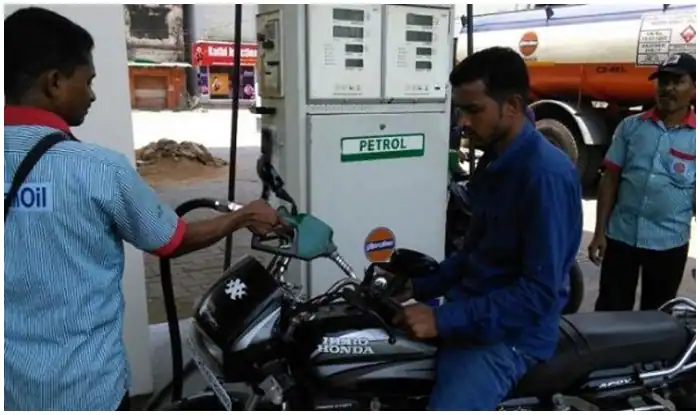 Petrol Diesel Price Today 23 february 2021 know rates fuel price in your city Telangana Andhra Pradesh Amaravati Hyderabad Petrol-Diesel Price, 23 February: గుడ్‌న్యూస్! క్రూడాయిల్ రేట్లు పెరుగుతున్న వేళ స్వల్పంగా దిగొచ్చిన ఇంధన ధరలు, ఇక్కడ మాత్రం పెరుగుదల