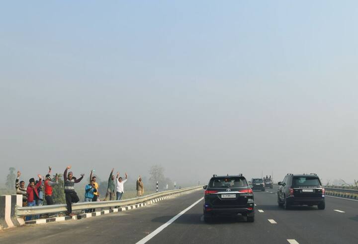 इस दौरान सड़कों पर लोग पीएम मोदी को देखने के लिए खड़े हुए नजर आए.