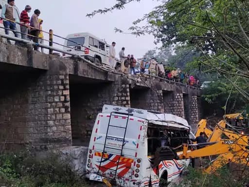 A bus drop down in river near chhota udaipur, 39 passengers saved ગુજરાતની બસ નદીમાં ખાબકતાં ત્રણનાં મોત, જાણો ક્યા 39 લોકોને બચાવી લેવાયા ?