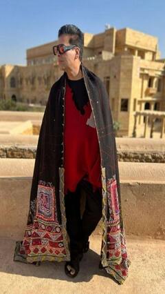 બોલિવૂડ પ્રોડ્યુસર કરણ જૌહરે શાલ ઓઢી પોઝ આપતા લોકોએ ટ્રોલ કર્યો