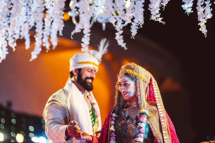 Mohit Raina Wedding : 'देवों के देव महादेव' मालिका फेम अभिनेता मोहित रैनाने (Mohit Raina) नवीन वर्षाच्या पहिल्या दिवशी लपूनछपून लग्न करून चाहत्यांना मोठा धक्का दिला आहे. मोहित रैनाने इंस्टाग्रामवर लग्नाचे फोटो शेअर केले आहेत.(सौजन्य - मोहित रैना इंस्टाग्राम)