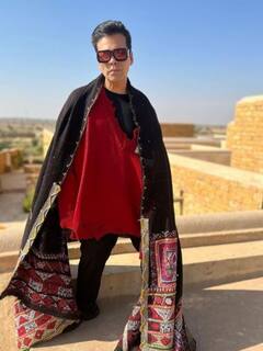 બોલિવૂડ પ્રોડ્યુસર કરણ જૌહરે શાલ ઓઢી પોઝ આપતા લોકોએ ટ્રોલ કર્યો